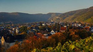 Herbst im Ahrtal mit Blick auf die historische Altstadt von Ahrweiler