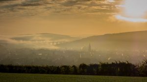 Nebel im Ahrtal mit Blick auf Bad Neuenahr und die Talbrücke