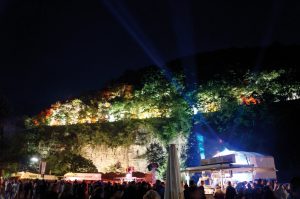 Ahrfelsen in Flammen, die beleuchtete Felsenkulisse Bubenley